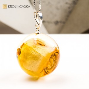 Naszyjnik kula z różą– romantyczna biżuteria handmade.