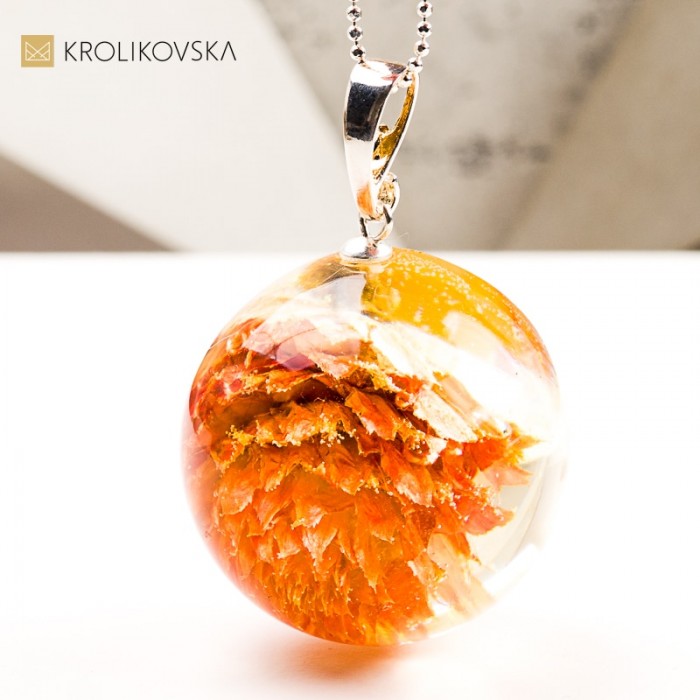 Naszyjnik z żywicy z kwiatem – symbol natury i spokoju.