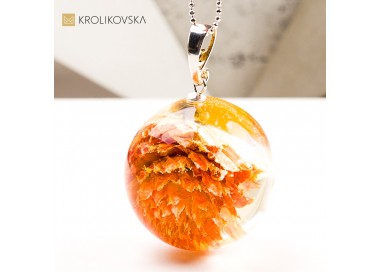 Naszyjnik z żywicy z kwiatem – symbol natury i spokoju.