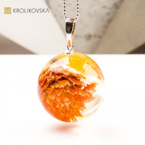 Naszyjnik z żywicy z kwiatem – symbol natury i spokoju.