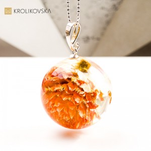 Naszyjnik z żywicy z kwiatem – symbol natury i spokoju.