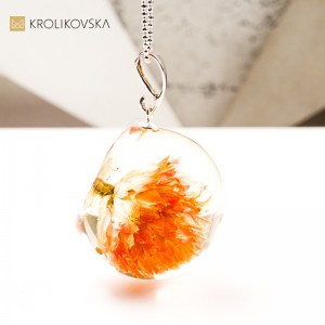 Naszyjnik z żywicy z kwiatem – symbol natury i spokoju.