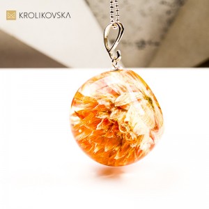 Naszyjnik z żywicy z kwiatem – symbol natury i spokoju.