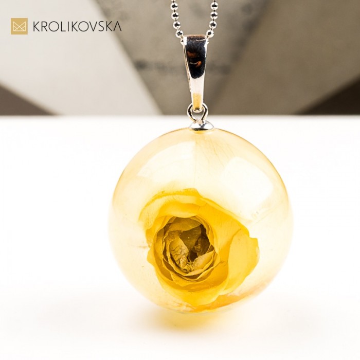Naszyjnik z różą – biżuteria inspirowana kwiatami.