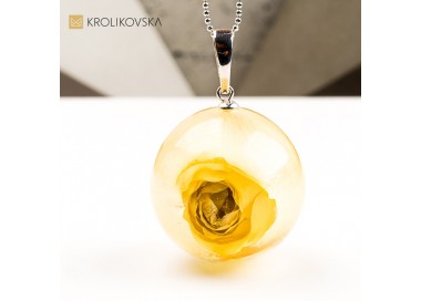 Naszyjnik z różą – biżuteria inspirowana kwiatami.