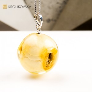 Naszyjnik z różą – biżuteria inspirowana kwiatami.