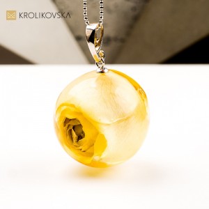 Naszyjnik z różą – biżuteria inspirowana kwiatami.