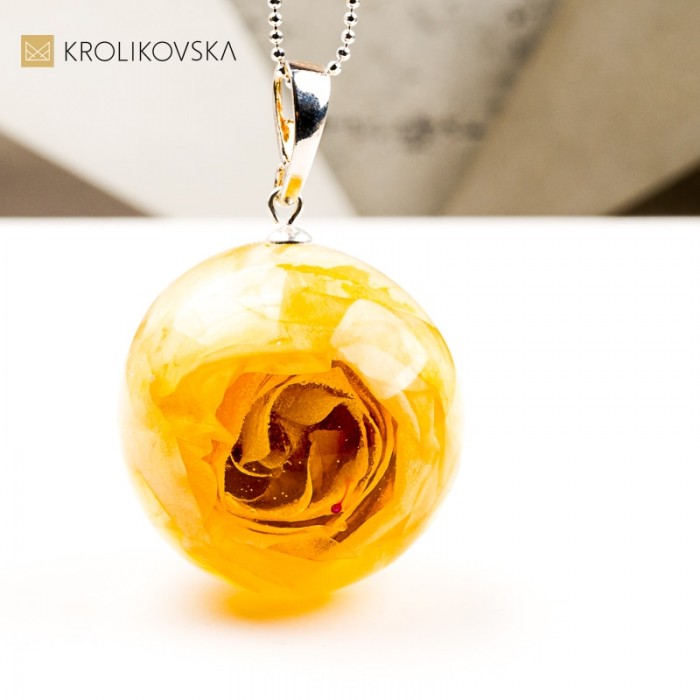 Naszyjnik kula z różą – biżuteria świąteczna handmade.