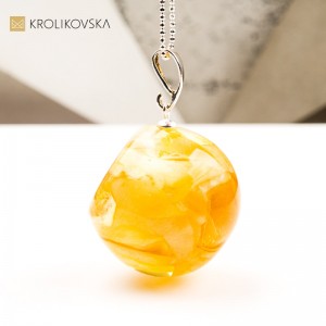 Naszyjnik kula z różą – biżuteria świąteczna handmade.