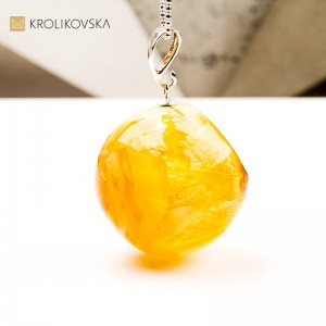 Naszyjnik kula z różą – biżuteria świąteczna handmade.