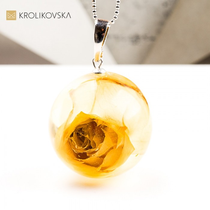 Naszyjnik z różą i żywicą – elegancja w naturze.