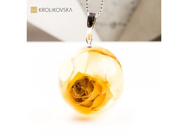 Naszyjnik z różą i żywicą – elegancja w naturze.