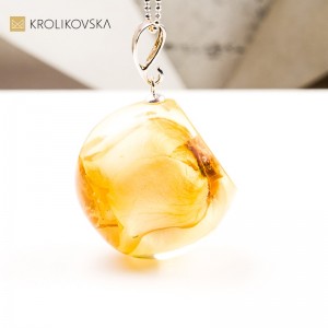 Naszyjnik z różą i żywicą – elegancja w naturze.