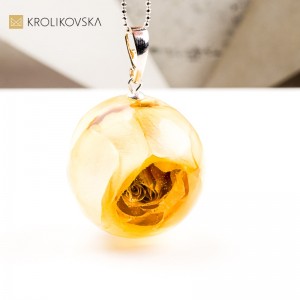Naszyjnik z różą i żywicą – elegancja w naturze.