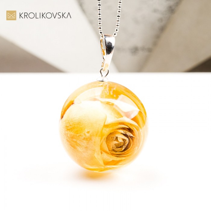 Naszyjnik kula z różą – elegancki prezent dla kobiety.