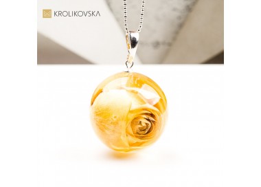 Naszyjnik kula z różą – elegancki prezent dla kobiety.