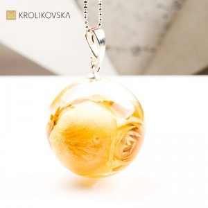 Naszyjnik kula z różą – elegancki prezent dla kobiety.