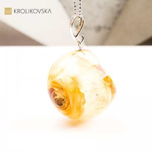 Naszyjnik kula z różą – elegancki prezent dla kobiety.