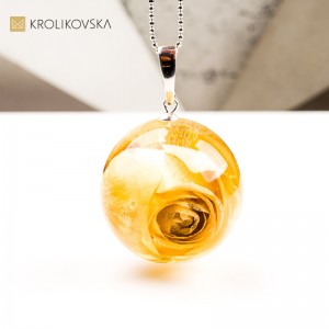 Naszyjnik kula z różą – elegancki prezent dla kobiety.