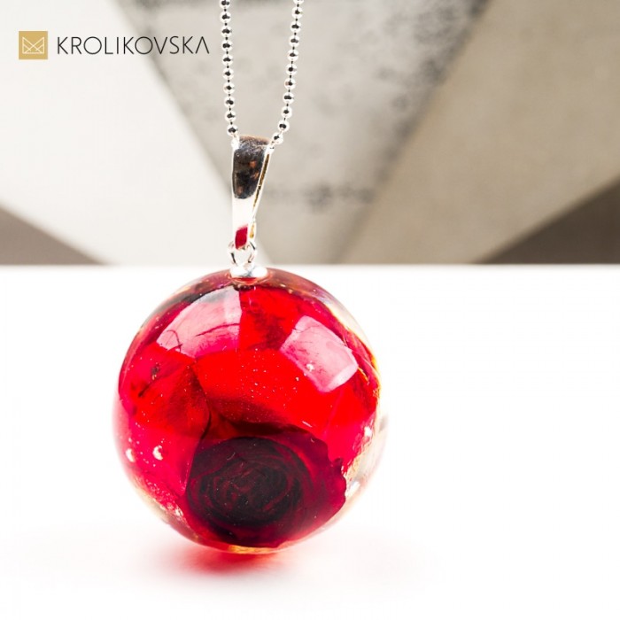 Naszyjnik z żywicy z różą – naturalna biżuteria artystyczna.