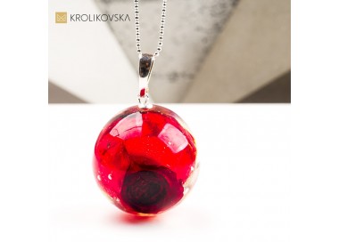 Naszyjnik z żywicy z różą – naturalna biżuteria artystyczna.