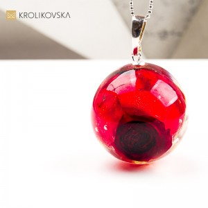 Naszyjnik z żywicy z różą – naturalna biżuteria artystyczna.
