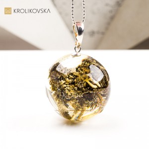 Naszyjnik z żywicy – naturalna biżuteria artystyczna.