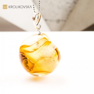 Naszyjnik kula z różą, biżuteria artystyczna z natury handmade