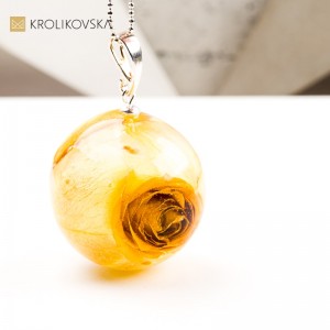 Naszyjnik kula z różą, biżuteria artystyczna z natury handmade