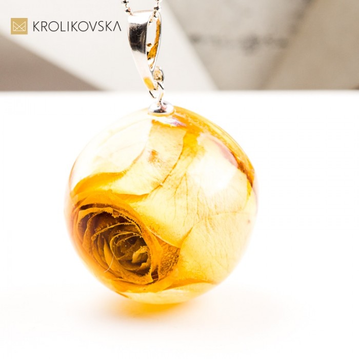 Naszyjnik kula z różą, biżuteria artystyczna z natury handmade