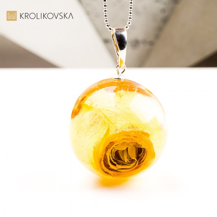Naszyjnik kula z różą, biżuteria handmade idealna na święta