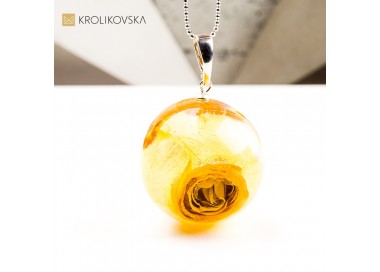 Naszyjnik kula z różą, biżuteria handmade idealna na święta