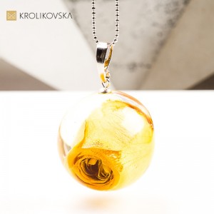 Naszyjnik kula z różą, biżuteria handmade idealna na święta