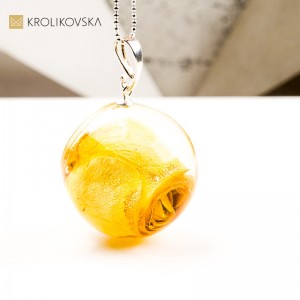 Naszyjnik kula z różą, biżuteria handmade idealna na święta