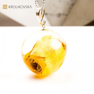 Naszyjnik kula z różą, biżuteria handmade idealna na święta