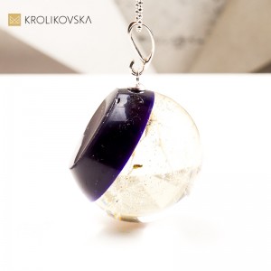 Naszyjnik kula, w żywicy biżuteria artystyczna handmade.