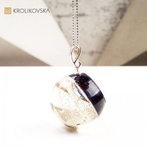 Naszyjnik kula, w żywicy biżuteria artystyczna handmade.