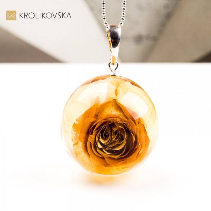 Naszyjnik kula w żywicy prezent świąteczny handmade.