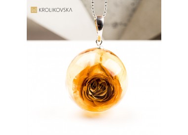 Naszyjnik kula w żywicy prezent świąteczny handmade.