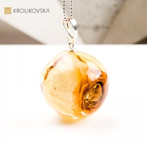 Naszyjnik kula w żywicy prezent świąteczny handmade.