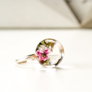 Kwiaty w pierścionku prezencie.