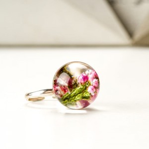 Kwiaty w pierścionku prezencie.