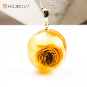 Naszyjnik kula w żywicy wyjątkowy prezent pod choinkę