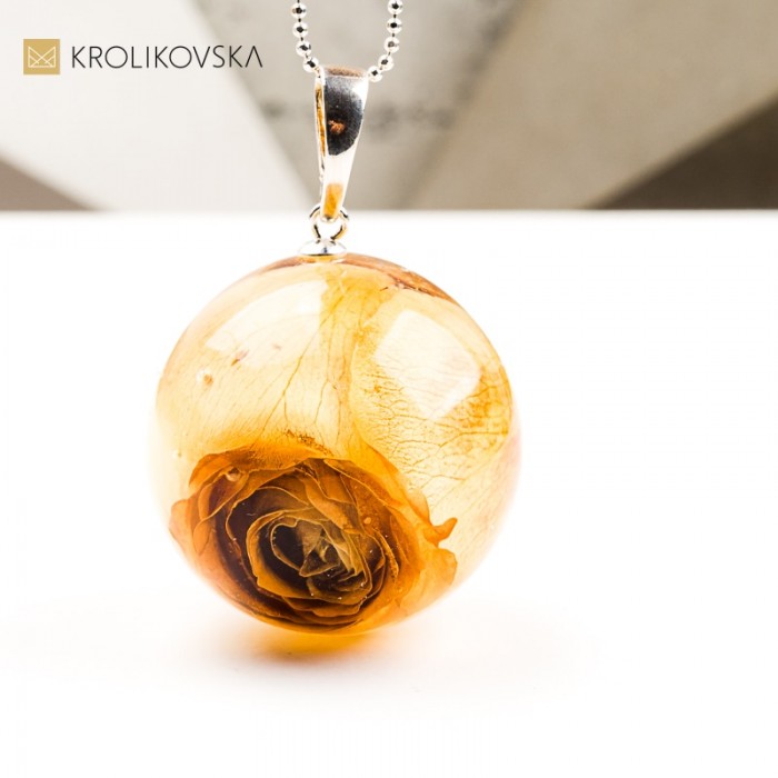 Naszyjnik kula z różą symbol natury idealny prezent bożonarodzeniowy