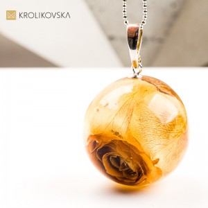 Naszyjnik kula z różą symbol natury idealny prezent bożonarodzeniowy