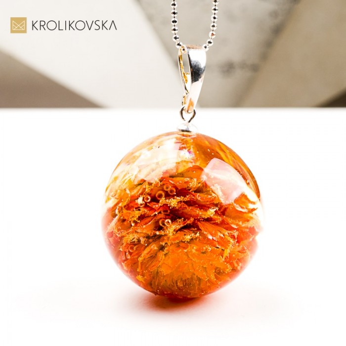 Naszyjnik kula z kwiatem w żywicy biżuteria pełna spokoju