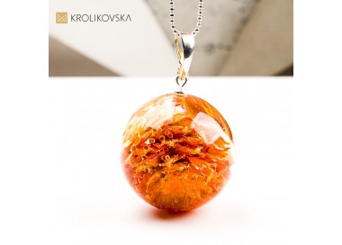 Naszyjnik kula z kwiatem w żywicy biżuteria pełna spokoju