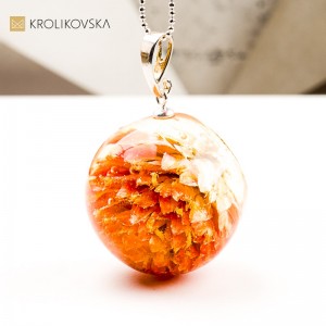 Naszyjnik kula z kwiatem w żywicy biżuteria pełna spokoju