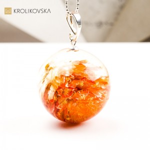 Naszyjnik kula z kwiatem w żywicy biżuteria pełna spokoju