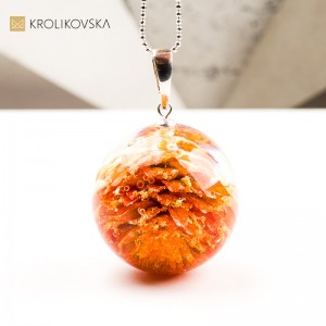 Naszyjnik kula z kwiatem w żywicy biżuteria pełna spokoju